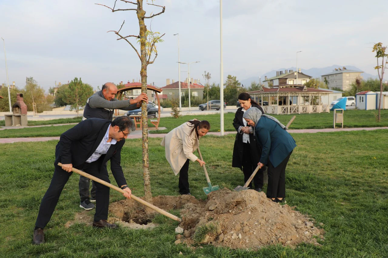 Tuşba Belediyesi 15 Temmuz Parkı’nda ağaç dikti